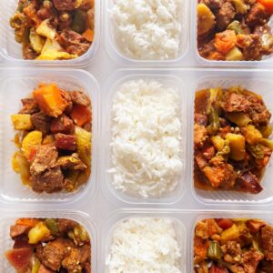 Carne, legumes e defumados (200g), arroz branco (150g) – prato sem glúten/lactose