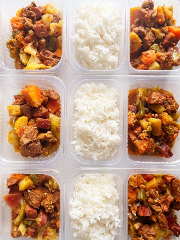Carne, legumes e defumados (200g), arroz branco (150g) – prato sem glúten/lactose