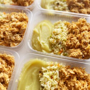 Frango desfiado (120g), purê de mandioquinha (150g), arroz colorido (80g) – prato sem glúten/lactose