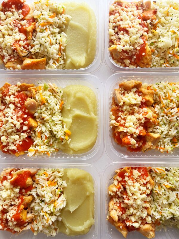 Parmegiana fit de frango (150g), purê de batata doce (120g), arroz colorido (80g) - prato sem glúten