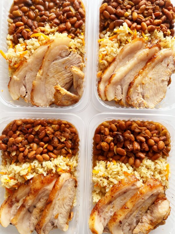 Alcatra suína (120g), feijão carioca (150g), arroz integral com cenoura (80g) - prato sem glúten/lactose