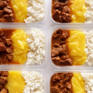 Carne de panela (130g), purê de mandioquinha (130g), arroz branco (90g) – prato sem glúten/lactose