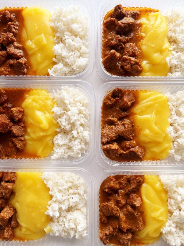 Carne de panela (130g), purê de mandioquinha (130g), arroz branco (90g) - prato sem glúten/lactose