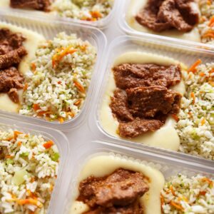 Filé especial na pressão (100g), purê queijudo de batata (130g), arroz colorido (120g) – prato sem glúten