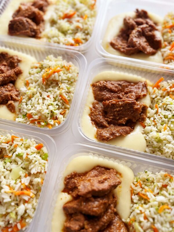 Filé especial na pressão (100g), purê queijudo de batata (130g), arroz colorido (120g) - prato sem glúten
