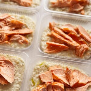 24H NO VALOR DO KIT 🤩🗣️Salmão ao forno (90g) com arroz à piamontese com alho poró (260g) – prato sem glúten