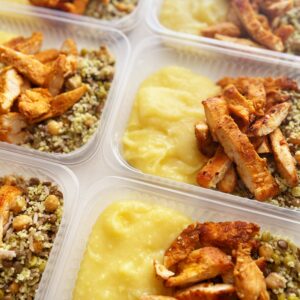 Frango grelhado (100g), couscous marroquino com grãos ao pesto (90g), purê de raízes (150g)