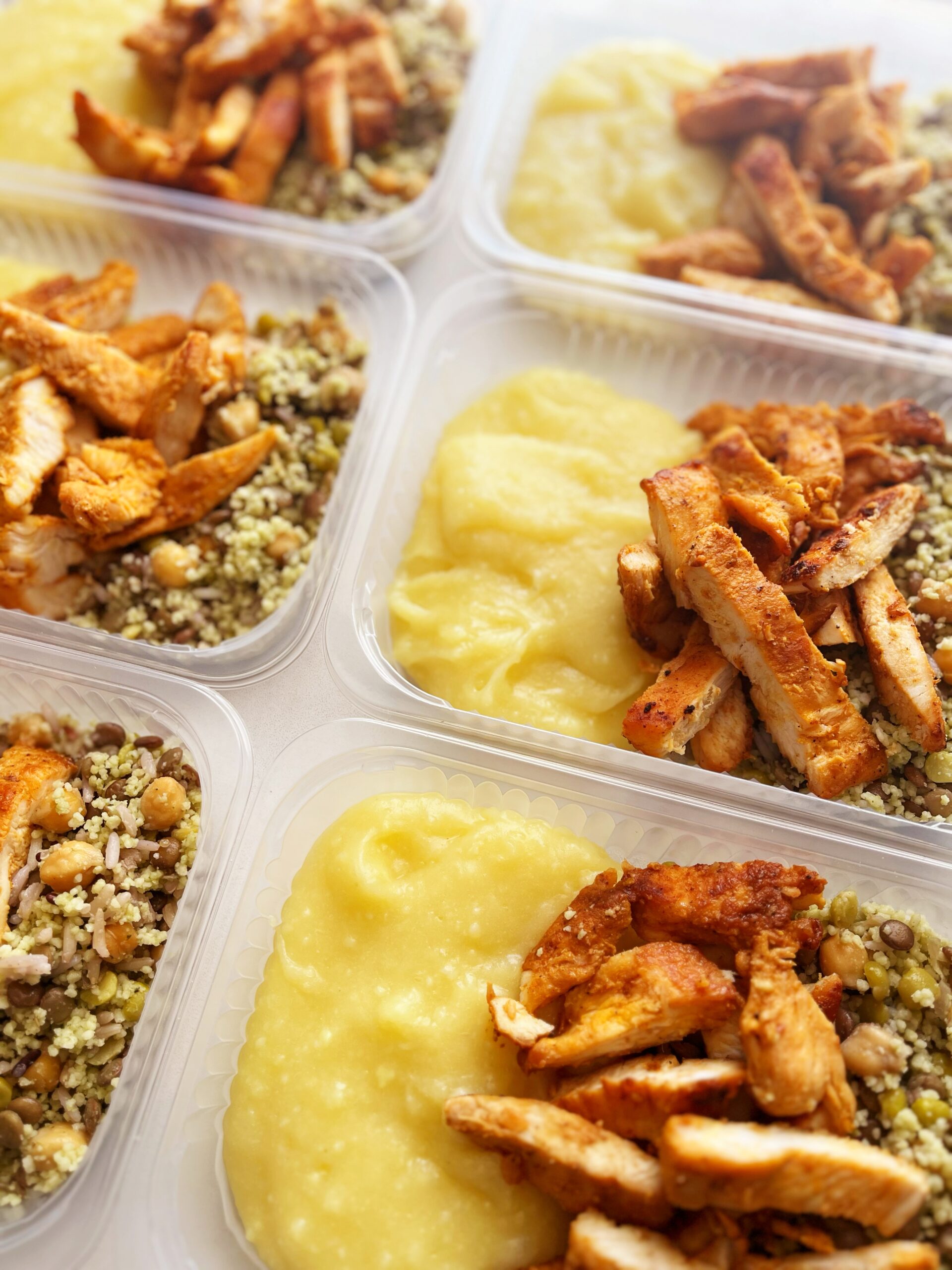 Frango grelhado (100g), couscous marroquino com grãos ao pesto (90g), purê de raízes (150g)