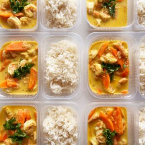 24H NO VALOR DO KIT 🤩🗣️Camarão tailandês com cenouras ao curry e leite de coco (200g), arroz branco (120g) – prato sem glúten/lactose