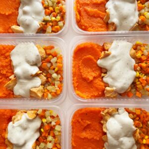 Filé de frango ao molho gorgonzola (150g), purê de abóbora (130g), jardineira de legumes (70g) – prato sem glúten