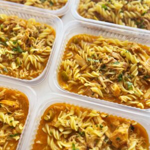 Pasta & Pollo: massa com frango em lascas, azeitonas e salsinha fresca – prato sem glúten/lactose (350g)
