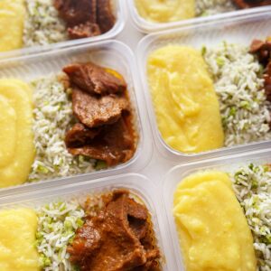 Filé especial na pressão (110g), purê de mandioquinha (150g), arroz com brócolis (90g)