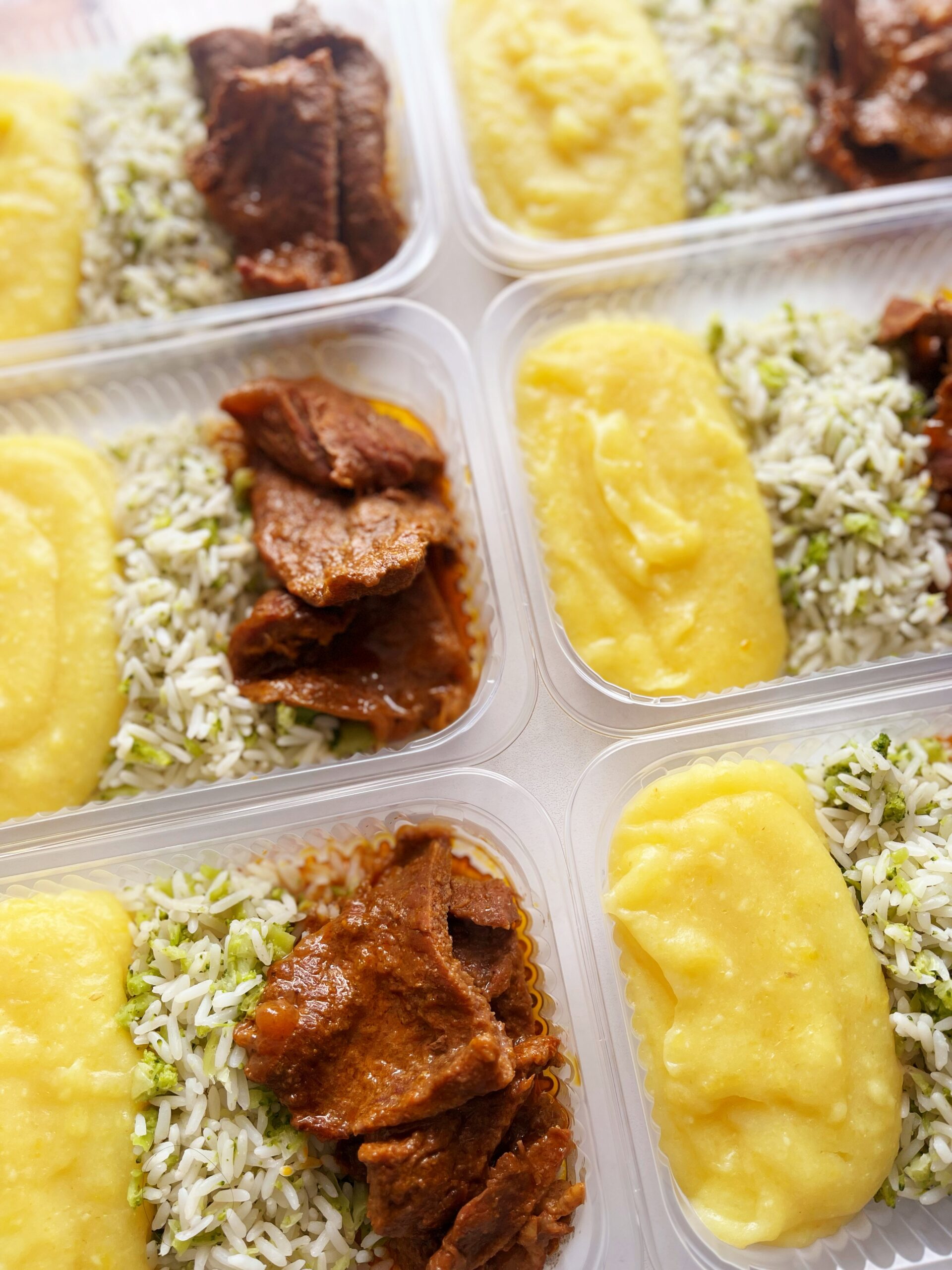 Filé especial na pressão (110g), purê de mandioquinha (150g), arroz com brócolis (90g)