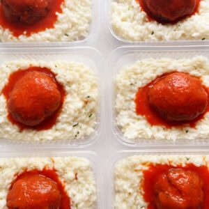 Almôndega artesanal de carne ao sugo (140g), risoto de parmesão (200g) – prato sem glúten