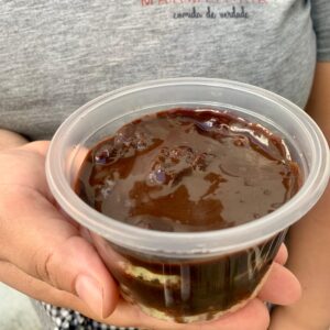 Bolo de laranja com brigadeiro de panela – sem glúten/zero lactose (aprox. 180g)