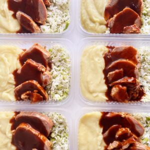 Filé suíno ao barbecue (130g), purê de batatas (140g), arroz com brócolis (80) – prato sem glúten