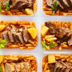 Lombo bovino na pressão com batatinha (150g), macarrão (200g) – prato sem glúten/lactose