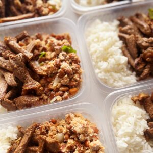 Filé especial grelhado (100g), tropeiro com defumados (150g), arroz branco (100g) – prato sem glúten/lactose