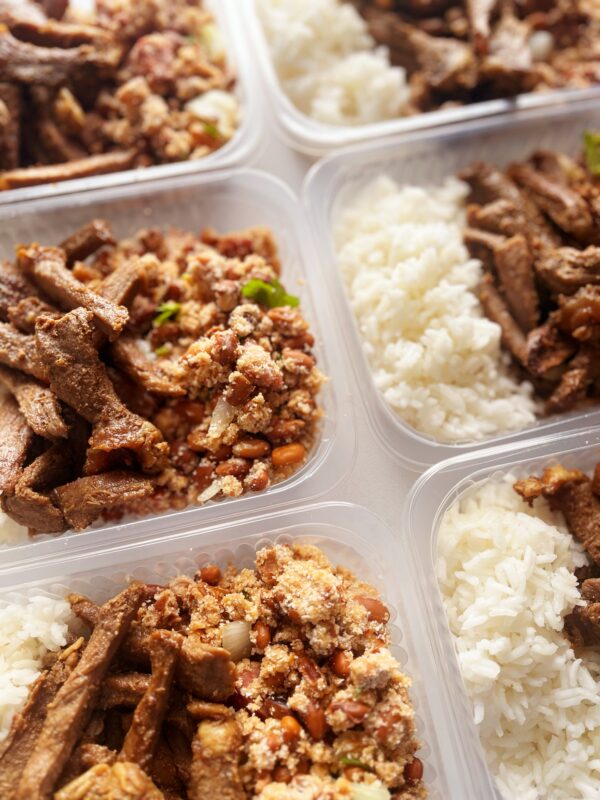 Filé especial grelhado (100g, feijão tropeiro com calabresa (150g), arroz branco (100g) - prato sem glúten/lactose