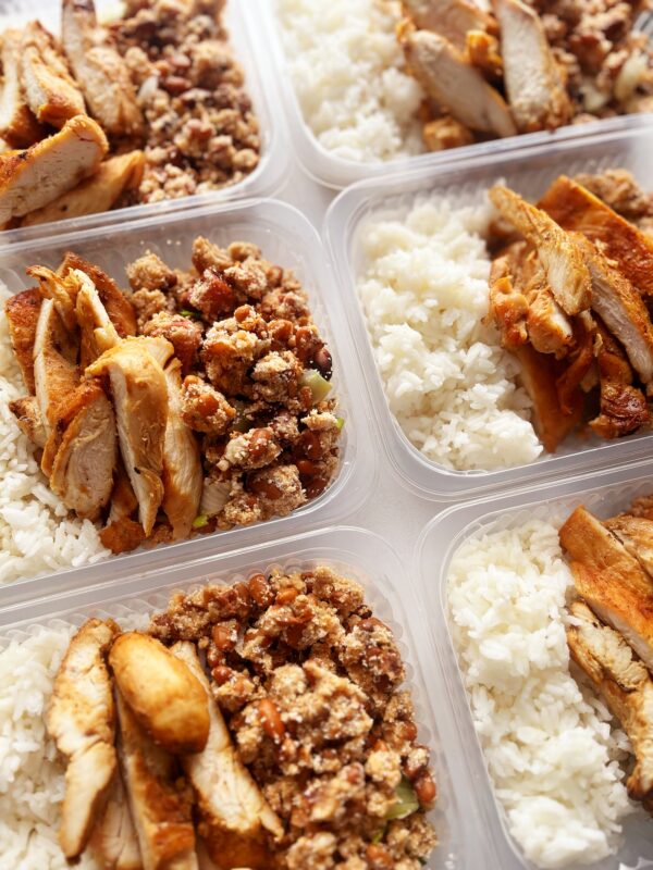 Filé de frango grelhado (100g, feijão tropeiro com calabresa (150g), arroz branco (100g) - prato sem glúten/lactose