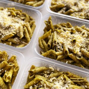 Porção – massa ao pesto com tomate e parmesão (260g)
