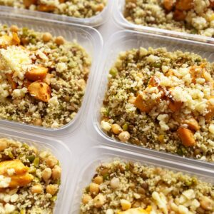 Salada de couscous marroquino com grãos ao pesto de ervas, filé de frango assado e mussarela – 300g