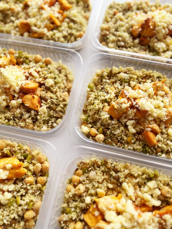 Salada de couscous marroquino com grãos ao pesto de ervas, filé de frango assado e mix de queijos - 300g