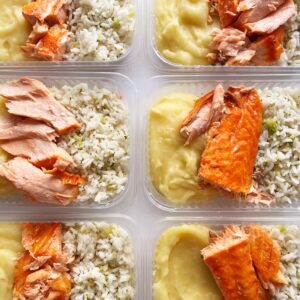 24H NO VALOR DO KIT 🎉🗣️ Salmão assado (90g), purê de batata (150g), arroz com brócolis (80g) – prato sem glúten