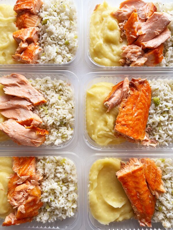 ESGOTA VOANDO! Salmão assado (90g), purê de batata (150g), arroz com brócolis (110g) - prato sem glúten