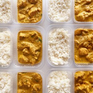 Frango ao curry e leite de coco (200g), arroz branco (150g) – prato sem glúten/lactose