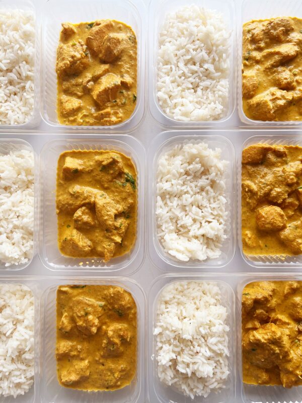 Frango ao curry e leite de coco (200g), arroz branco (150g) - prato sem glúten/lactose