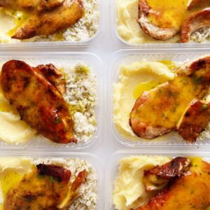 Filé de frango grelhado ao molho de laranja (130g), purê de batata (140g), arroz com brócolis (80g) – prato sem glúten