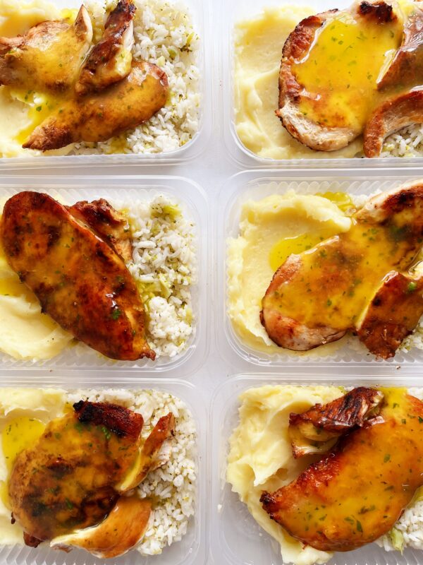 Filé de frango grelhado ao molho de laranja (130g), purê de batata (140g), arroz com brócolis (80g) - prato sem glúten