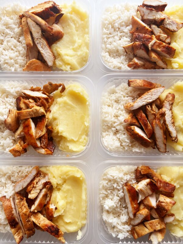 Filé de frango grelhado (100g), arroz branco (100g), purê de batata (150g) - prato sem glúten