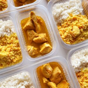 Frango ensopado (150g), farofa de cenoura (100g), arroz branco (100g) – prato sem glúten