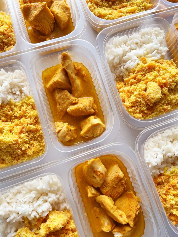 Frango ensopado (150g), farofa de cenoura (100g), arroz branco (100g) - prato sem glúten