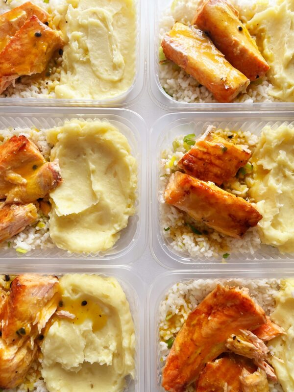 ESGOTA VOANDO! Salmão ao molho de frutas amarelas (120g), arroz com alho poró (80g), purê de batata (150g) - prato sem glúten