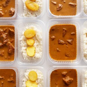 Strogonoff de carne (200g), arroz branco com batatinha assada (150g) – prato sem glúten