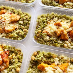 Salada de couscous marroquino e grãos ao pesto de rúcula, filé de frango grelhado e mussarela – 300g