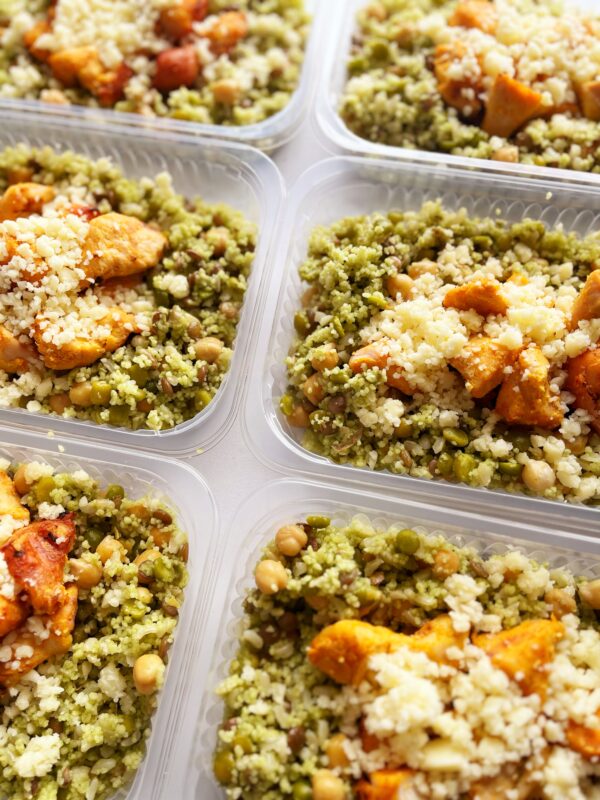 Salada de couscous marroquino e grãos ao pesto de rúcula, filé de frango grelhado e mussarela - 300g
