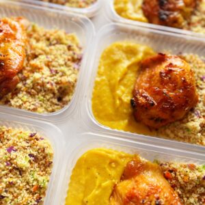 Sobrecoxa assada (130g), couscous marroquino (90g), purê de banana da terra (130g) – prato sem lactose