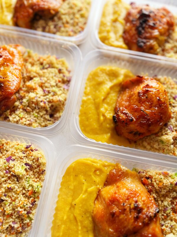 Sobrecoxa assada (130g), couscous marroquino (90g), purê de banana da terra (130g) - prato sem lactose