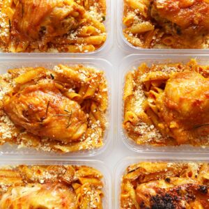 Sobrecoxa assada (1 und), macarrão sem glúten com parmesão – 350g