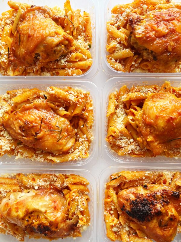 Massa com parmesão (220g), sobrecoxa assada (130g) - prato sem glúten