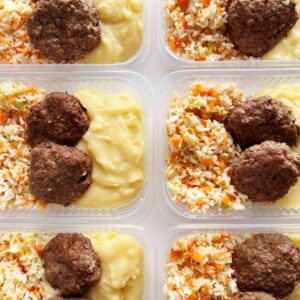 Mini polpetas de carne (100g), purê queijudo (120g), arroz colorido (130g) – prato sem glúten