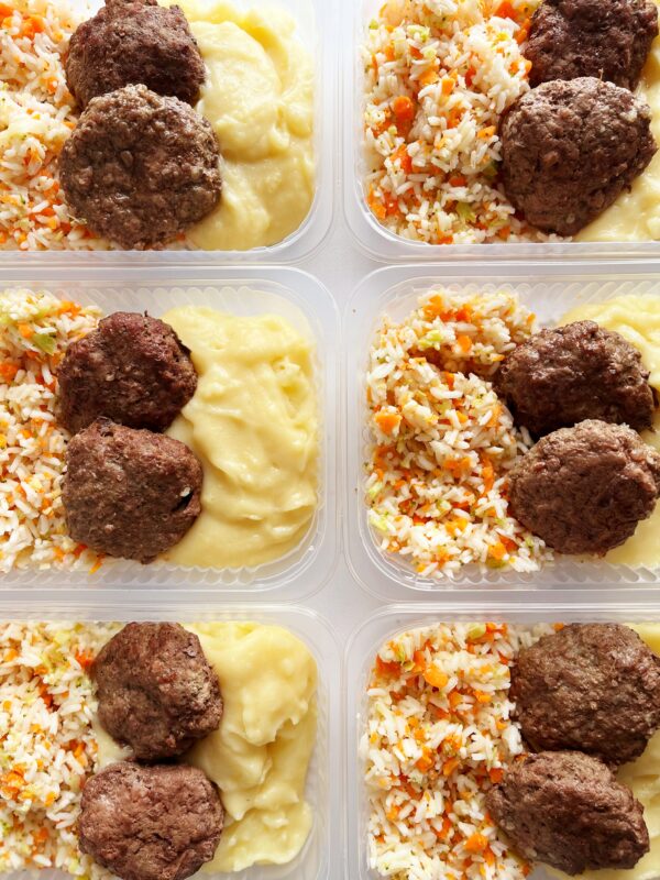 Mini polpetas de carne (100g), purê queijudo (120g), arroz colorido (130g) - prato sem glúten
