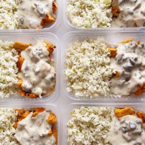 Filé de frango ao molho cremoso de shimeji (170g), arroz com brócolis (130g) – prato sem glúten