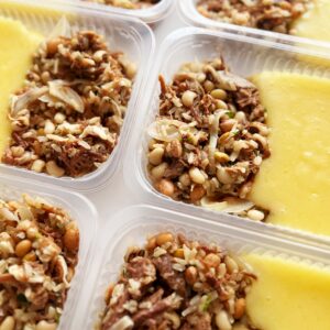 Pirão de aipim (200g), baião de dois com carne do sol e coalho (150g) – prato sem glúten