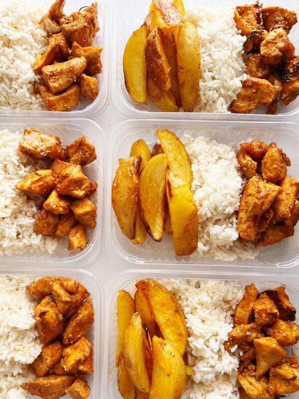 Frango ao barbecue (100g), batata rústica (80g), arroz branco (120g) - prato sem glúten/lactose