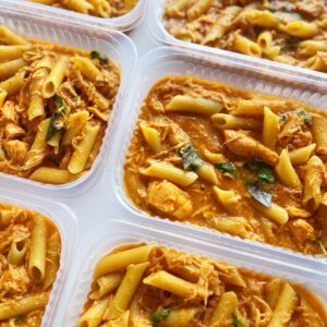 Pasta al basilico: macarrão sem glúten, frango, caldo artesanal de frango, manjericão fresco – prato sem glúten/lactose (300g)